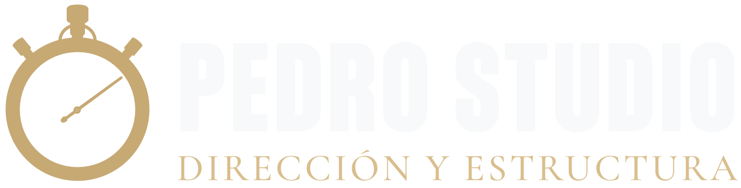 Imagotipo horizontal de Pedro Studio con isotipo dorado tipo cronómetro y tipografía blanca, acompañado del descriptor “Dirección y Estructura”.