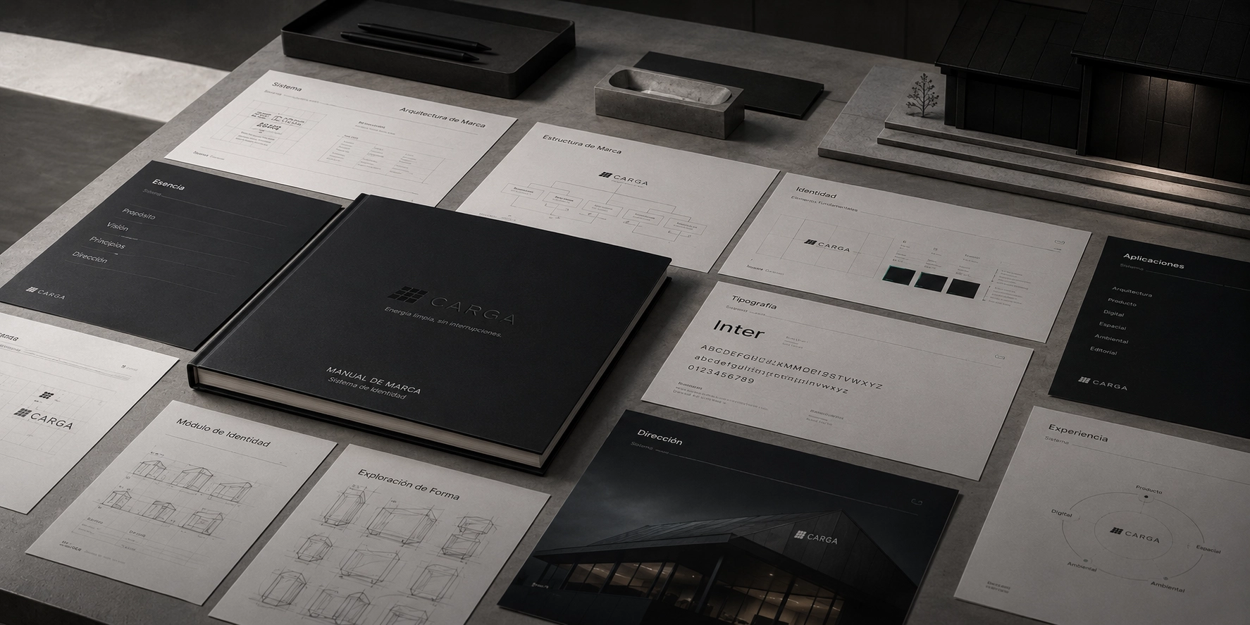 Sistema de arquitectura de marca CARGA con manual, identidad visual y aplicaciones estratégicas.